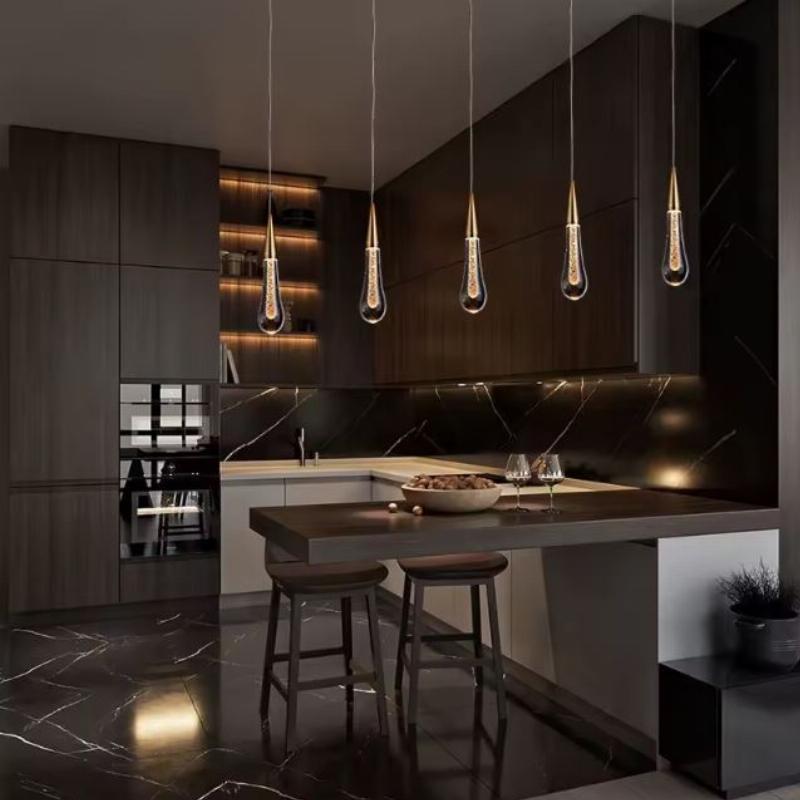 Une statue décorative de grande taille de style classique dans un salon lumineux avec de hauts plafonds, accentuant l’élégance et le point focal de l’espace.